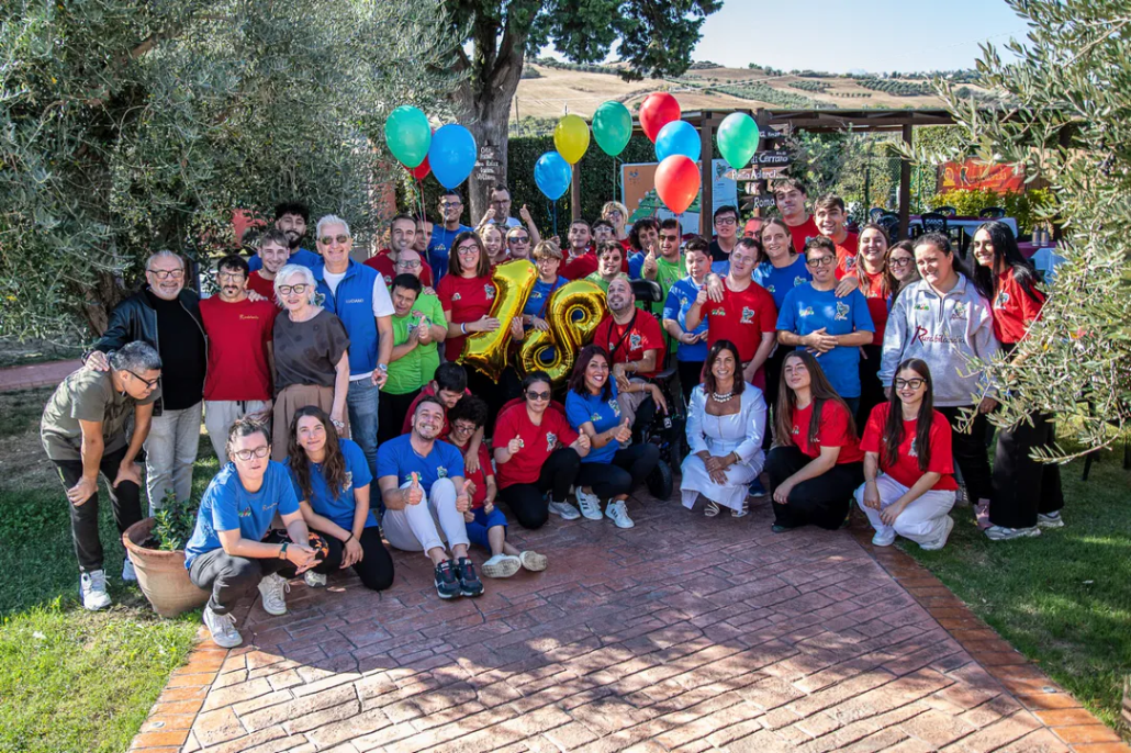Il Presidente della Regione Abruzzo Marco Marsilio e la commissaria ASP 2 Giulia Palestini insieme ai ragazzi e alle autoritĂ per la festa dei 18 anni di Rurabilandia ad Atri.