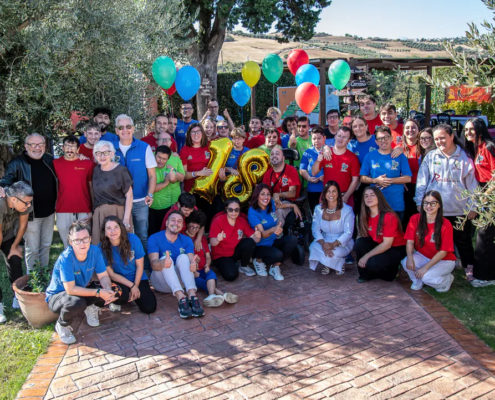 Il Presidente della Regione Abruzzo Marco Marsilio e la commissaria ASP 2 Giulia Palestini insieme ai ragazzi e alle autorità per la festa dei 18 anni di Rurabilandia ad Atri.