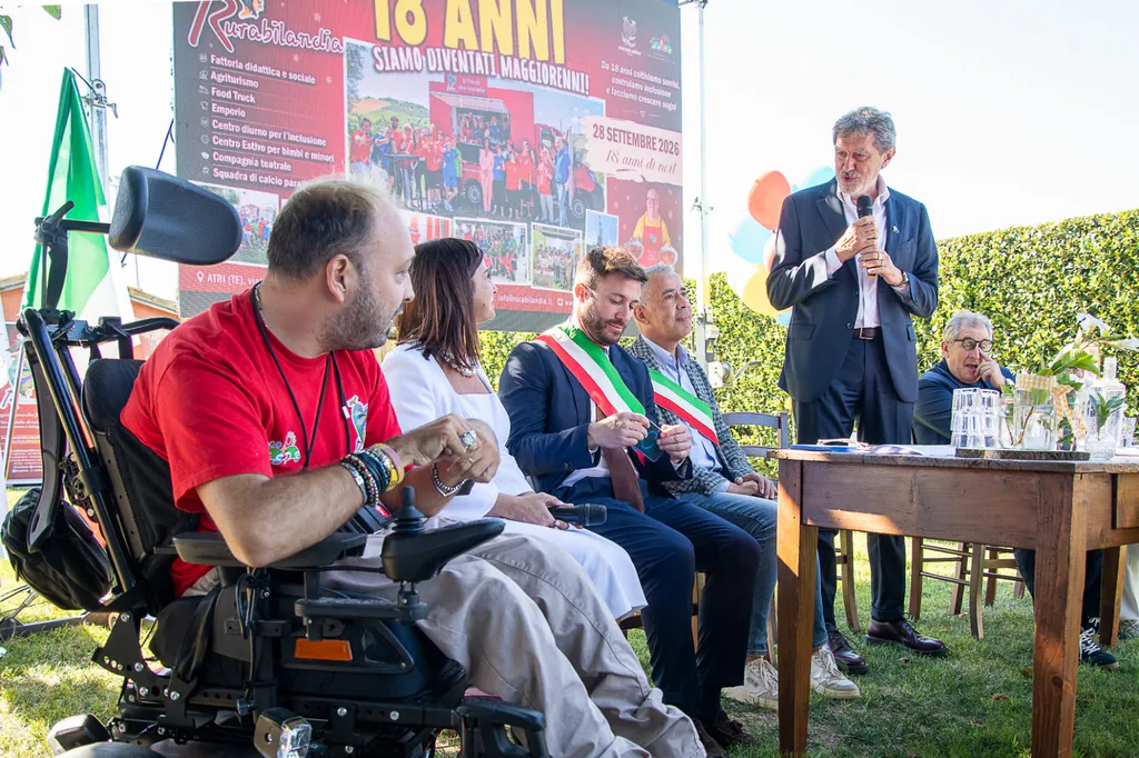 I ragazzi e gli operatori del centro diurno della fattoria sociale Rurabilandia festeggiano il traguardo della maggiore etĂ durante l'evento del 28 settembre 2026.