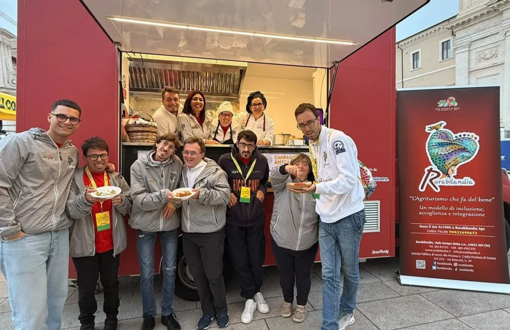 Schermata dell'articolo di EkuoNews dedicato alla presenza della fattoria sociale Rurabilandia al Villaggio Coldiretti di L'Aquila in Piazza Duomo.