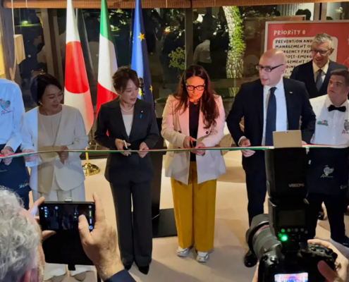 Inaugurazione e taglio del nastro all'Ambasciata d'Italia a Tokyo con il Ministro Alessandra Locatelli, l'Ambasciatore Mario Vattani e i ragazzi della fattoria sociale Rurabilandia.