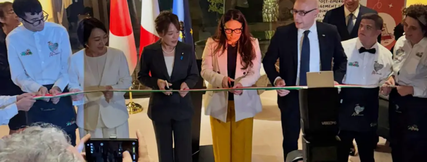 Inaugurazione e taglio del nastro all'Ambasciata d'Italia a Tokyo con il Ministro Alessandra Locatelli, l'Ambasciatore Mario Vattani e i ragazzi della fattoria sociale Rurabilandia.