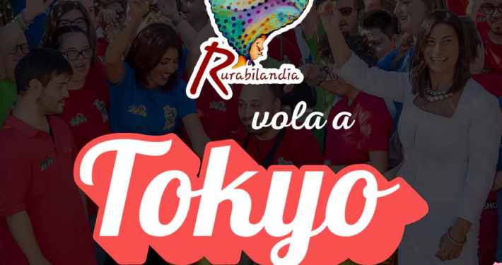 Grafica ufficiale del viaggio a Tokyo di Rurabilandia con le bandiere di Italia e Giappone, dettagli della partenza del 23 ottobre e foto della delegazione dei ragazzi.